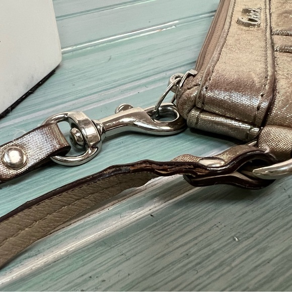 Coach Wristlet Gold Metallic - Picture 6 of 9
